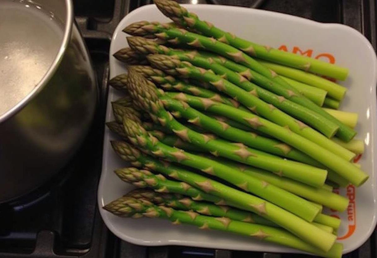 Frischer Spargel bereit zum Kochen, ideal um Spargel richtig zu kochen.