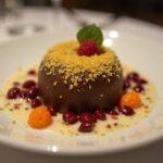 Fertige Dubai Schokolade Spezialität, kunstvoll präsentiert mit goldenen Flakes, perfekt für besondere Anlässe.