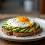 Fertiges Avocado-Brot mit Ei, eine köstliche und gesunde Frühstücksoption.