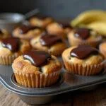 Fertige leckere Bananen-Schoko-Muffins, bereit zum Servieren und Genießen.