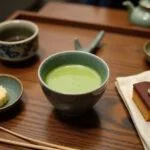 Vollendetes Matcha Tee Erlebnis mit Zen-Stimmung und traditionellen Teutensilien.
