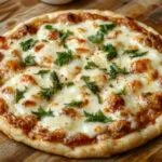 Blech mit goldbraunen, knusprigen Pizzastangen, die mit geschmolzenem Käse, Tomatensauce und Kräutern gefüllt sind, auf einem rustikalen Holztisch arrangiert.